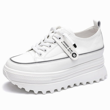 Weiße Plateau-Sneaker aus Leder mit dicker Sohle, modisch und bequem für Damen.