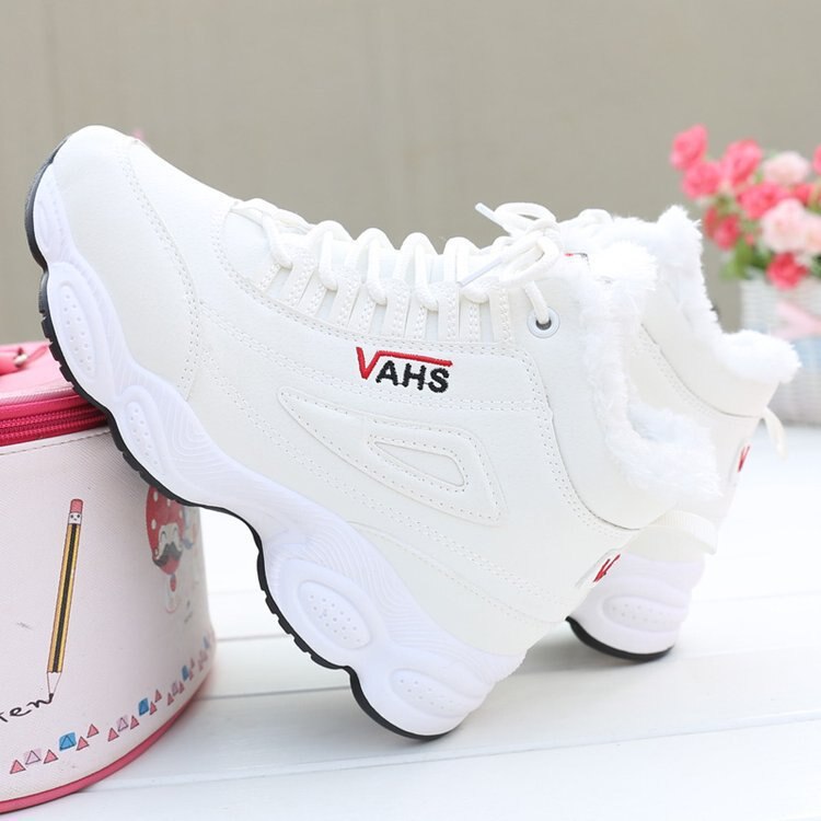 Weiße Damen-Sneaker mit Fellfutter, rutschfeste Sohle, modisch, bequem, VAHS-Logo.