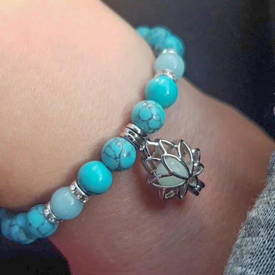 Türkisfarbenes Armband mit Lotus-Anhänger, Edelsteinperlen, modisches Schmuckstück.