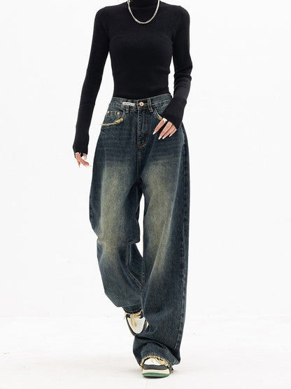 Frau in schwarzem Rollkragenpullover und weiten Jeans, modische Freizeitkleidung, Ganzkörperansicht.