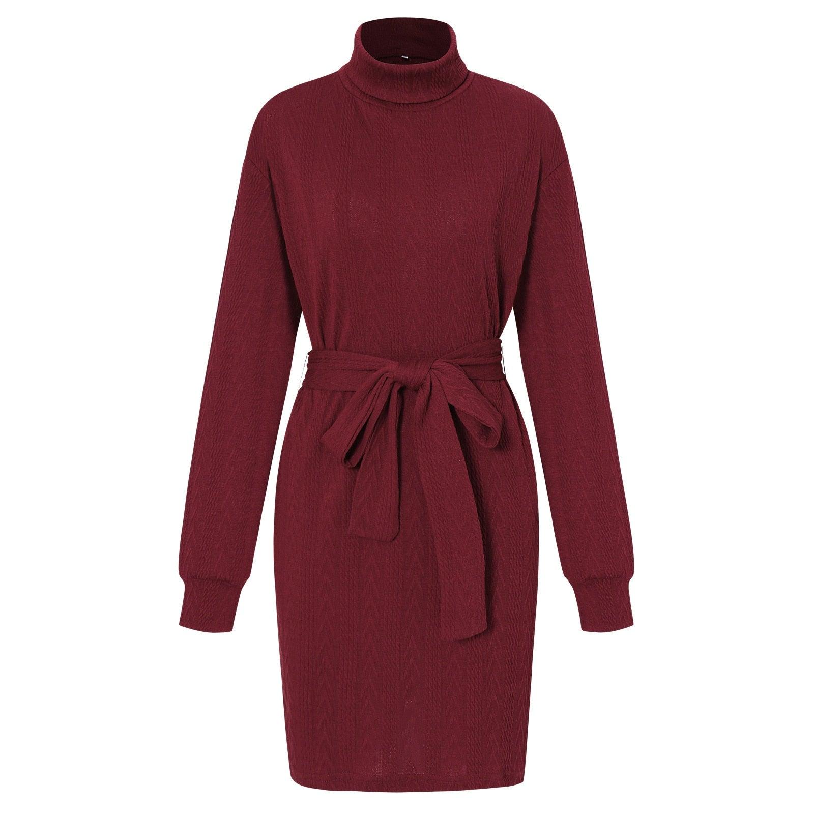 Bordeauxrotes Strickkleid mit Rollkragen und Gürtel, langärmelig, elegant, Damenmode.
