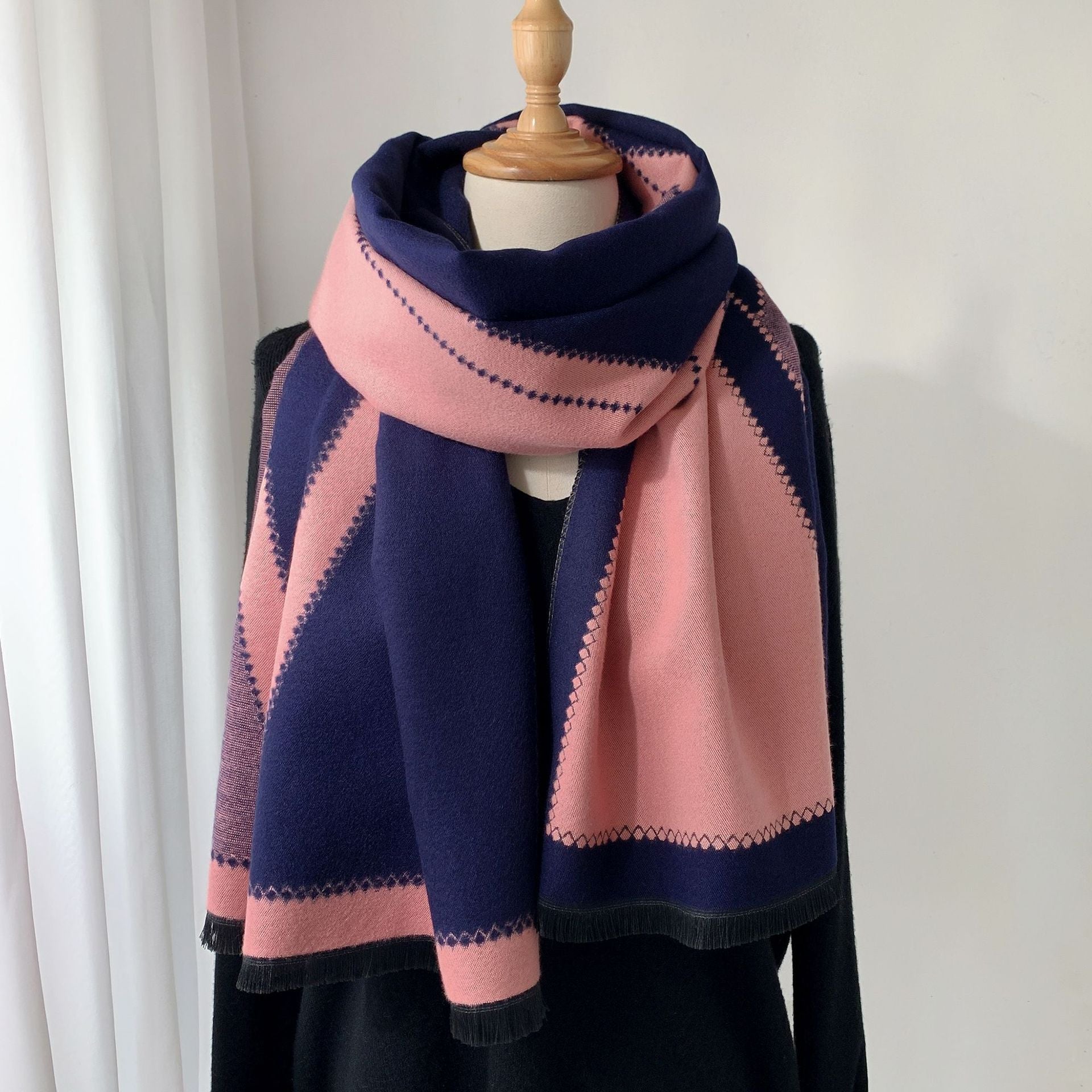 Damen Schal rosa blau, geometrisches Muster, weiches Material, modisches Accessoire, Herbst Winter