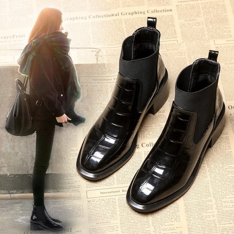 Schwarze Lackleder-Stiefeletten mit Krokodilprägung, modisch, elegant, Damenmode.