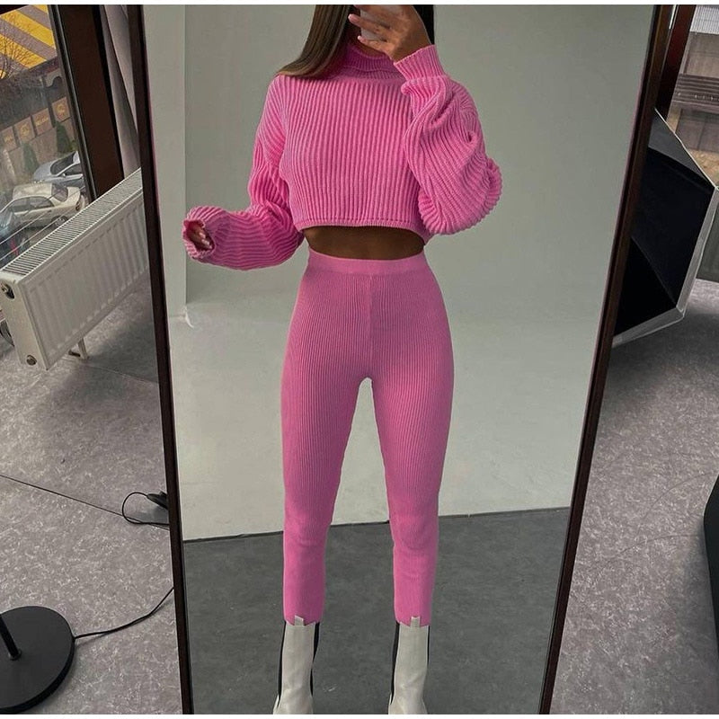 Frau in rosa Strick-Set, Pullover und Hose, modisch, gemütlich, Herbstmode, Spiegelbild.