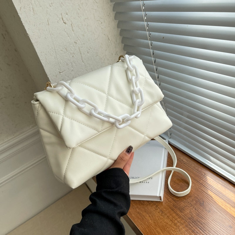Weiße gesteppte Handtasche mit Kettengriff, elegantes Design, Damenmode-Accessoire.