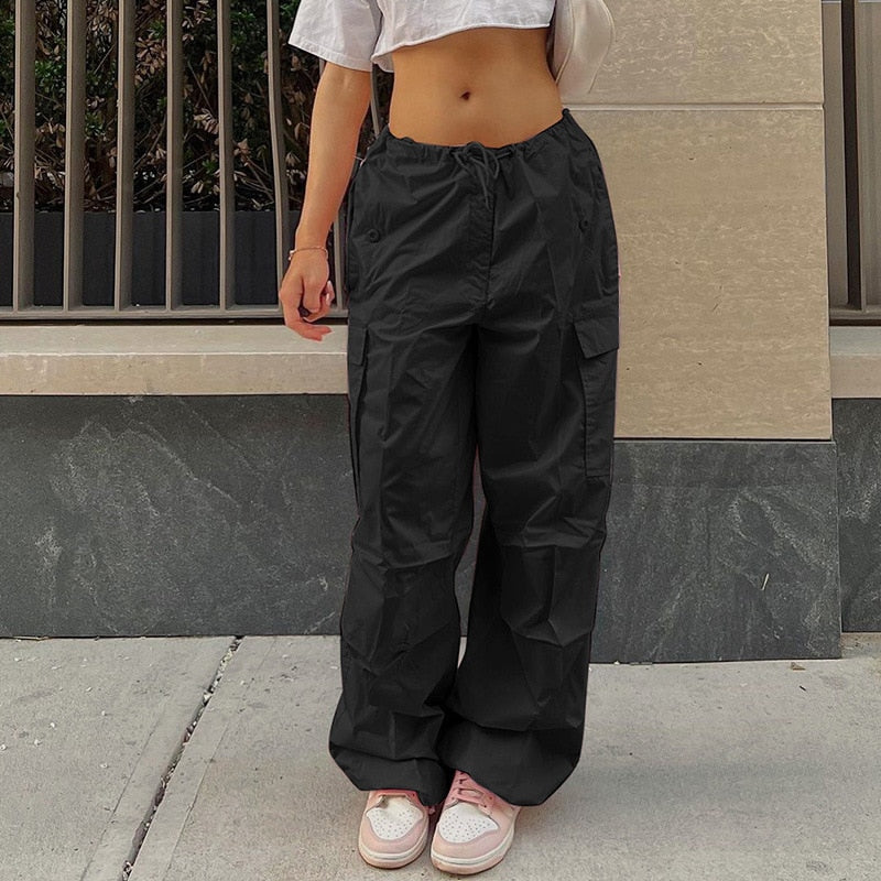 Frau in schwarzer Cargohose, lässiger Stil, Streetwear, modisch, urban, Outdoor-Bekleidung.