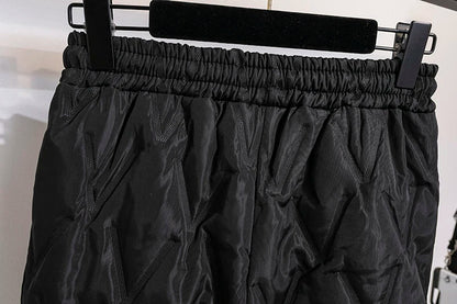 Schwarze gesteppte Nylonhose mit elastischem Bund, modisch und bequem.