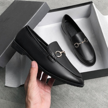 Schwarze Lederloafer mit Metallschnalle, elegantes Design, Herrenschuhe, in Schuhkarton.