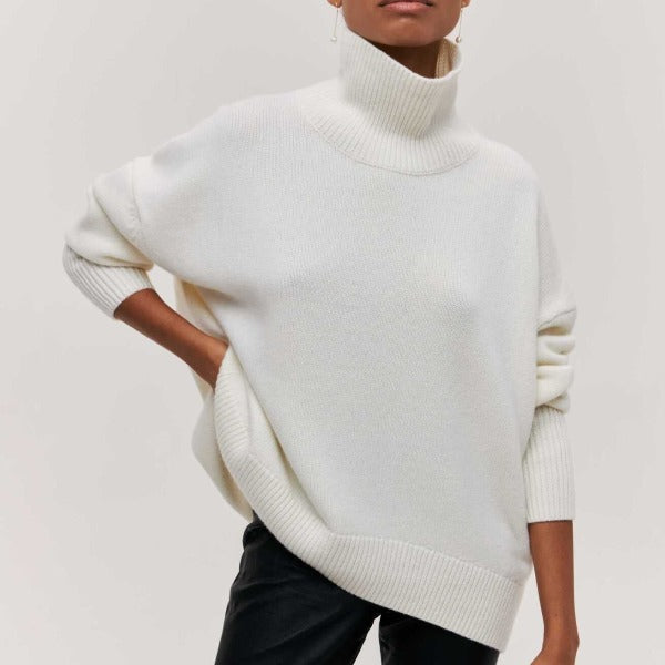 Weiße Damen-Strickpullover mit Rollkragen, oversized, aus Wolle, modisch und elegant.