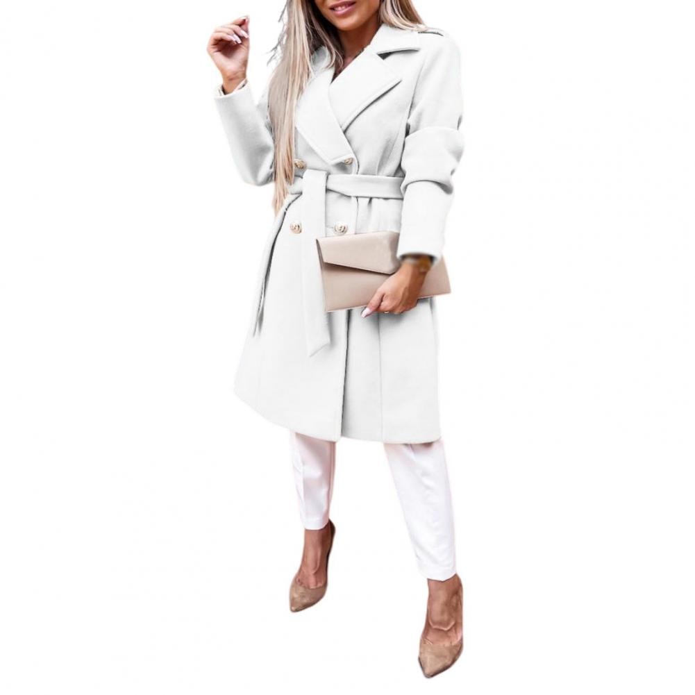 Damenmantel weiß, Gürtel, eleganter Look, Herbstmode, beige Clutch, High Heels, stilvoll.