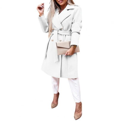 Damenmantel weiß, Gürtel, eleganter Look, Herbstmode, beige Clutch, High Heels, stilvoll.