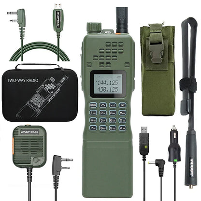 Grünes Baofeng Funkgerät Set mit Zubehör, USB-Kabel, Tragetasche, Antenne, Ladegerät.