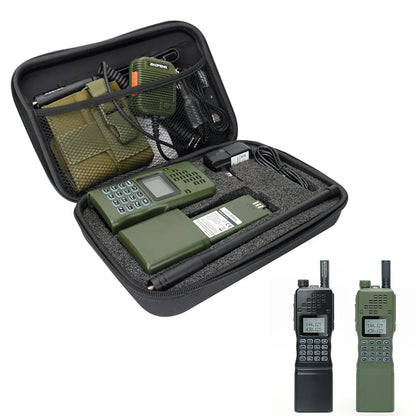 Grünes tragbares Funkgerät im Etui, militärischer Stil, mit Zubehör, kompakt und robust.