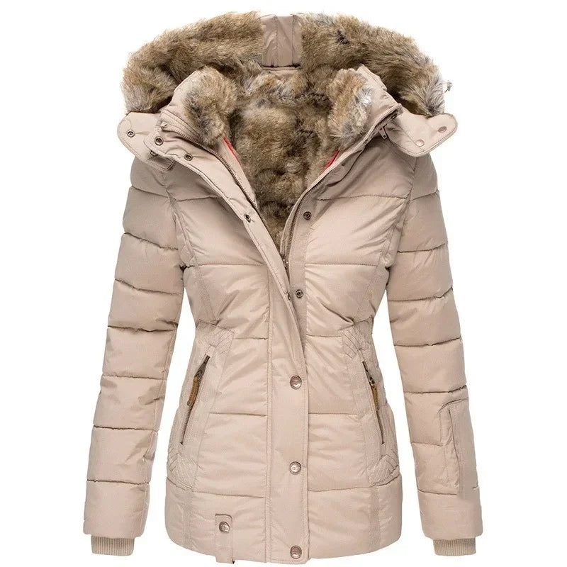 Beige vadderad parka framifrån med fuskpälsfodrad huva, sluten tryckknappslist, ribbade muddar och fickor med dragkedja. 9