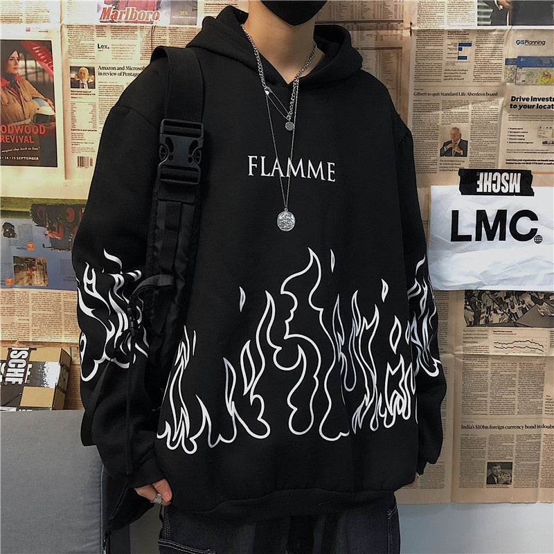 Schwarzer Hoodie mit Flammenmuster, Kapuze, Schriftzug "FLAMME", lässige Streetwear.