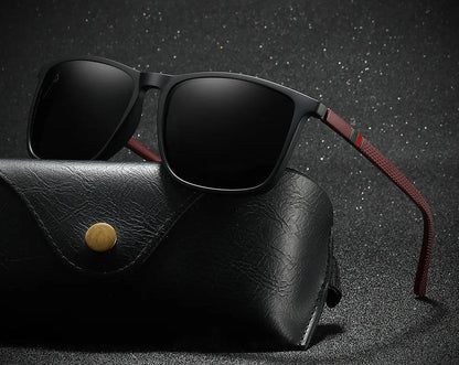 Schwarze Sonnenbrille mit braunen Bügeln auf schwarzem Etui, modisch, UV-Schutz.