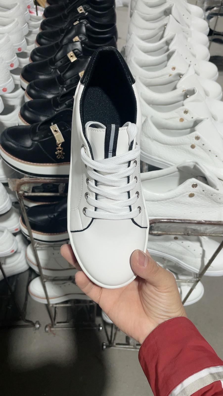 Weiße Sneaker aus Leder, schwarze Details, Schnürsenkel, modisch, Unisex-Sportschuhe.