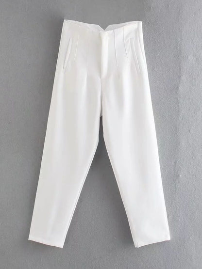 Weiße Damenhose, elegant, gerade geschnitten, mit Taschen, aus Baumwolle, modisch.