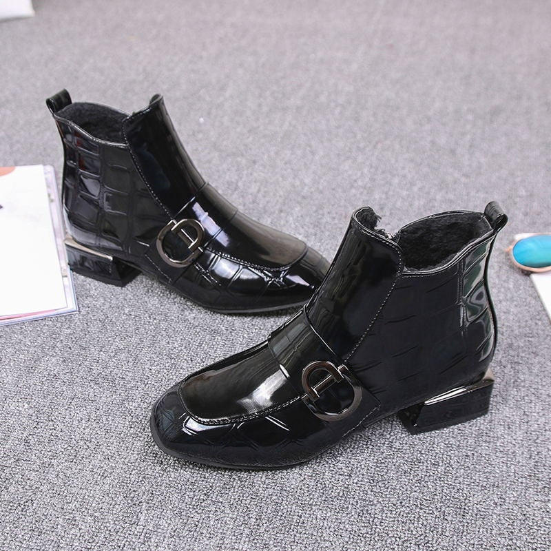 Schwarze Lackleder-Stiefeletten mit Schnalle, Krokodilprägung, Damenmode, Herbst-Winter.