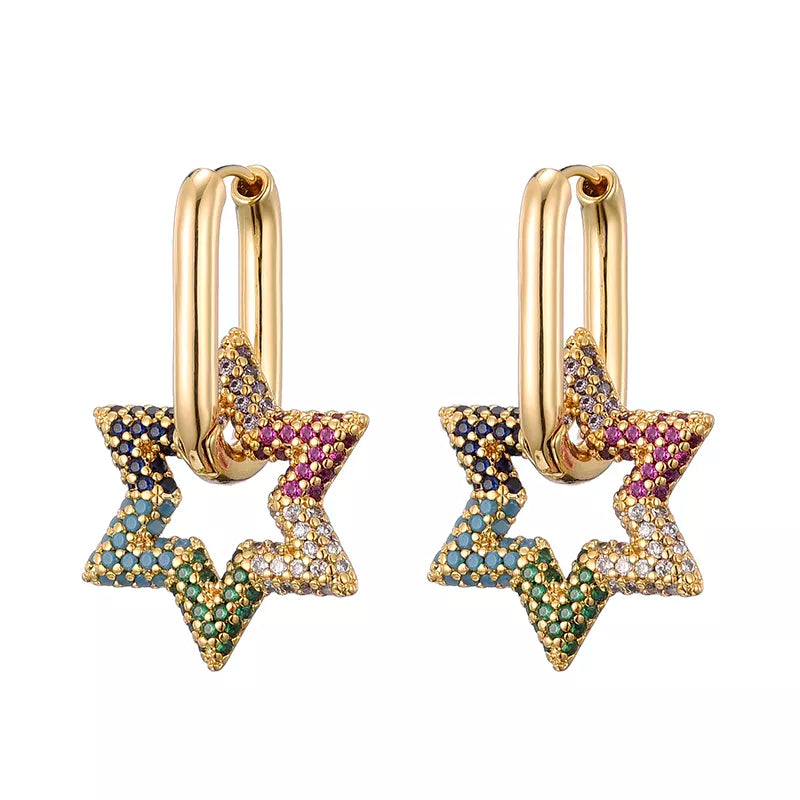 Goldene Stern-Ohrringe mit bunten Kristallen, modischer Schmuck, Damen-Accessoire.