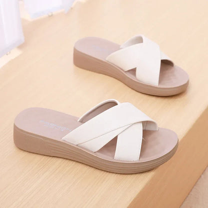Damer Wedge-Slipper i läderimitation med öppen tåparti – Cassy