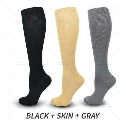 Drei Paar Kniestrümpfe in Schwarz, Hautfarbe und Grau, Baumwolle, unisex, bequem.