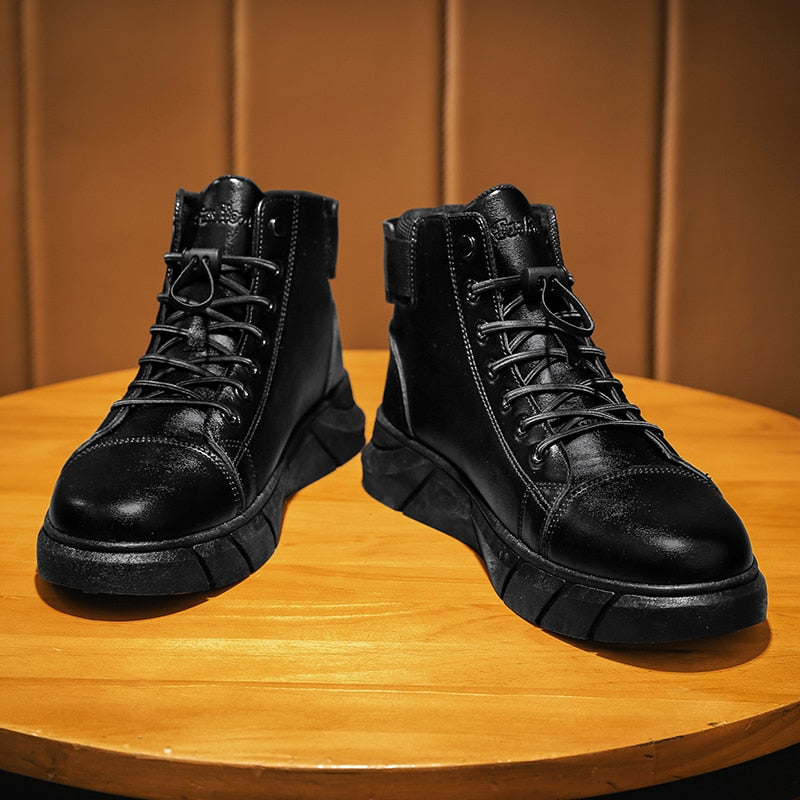 Schwarze Herrenstiefel aus Leder, robustes Design, rutschfeste Sohle, modisch und langlebig.