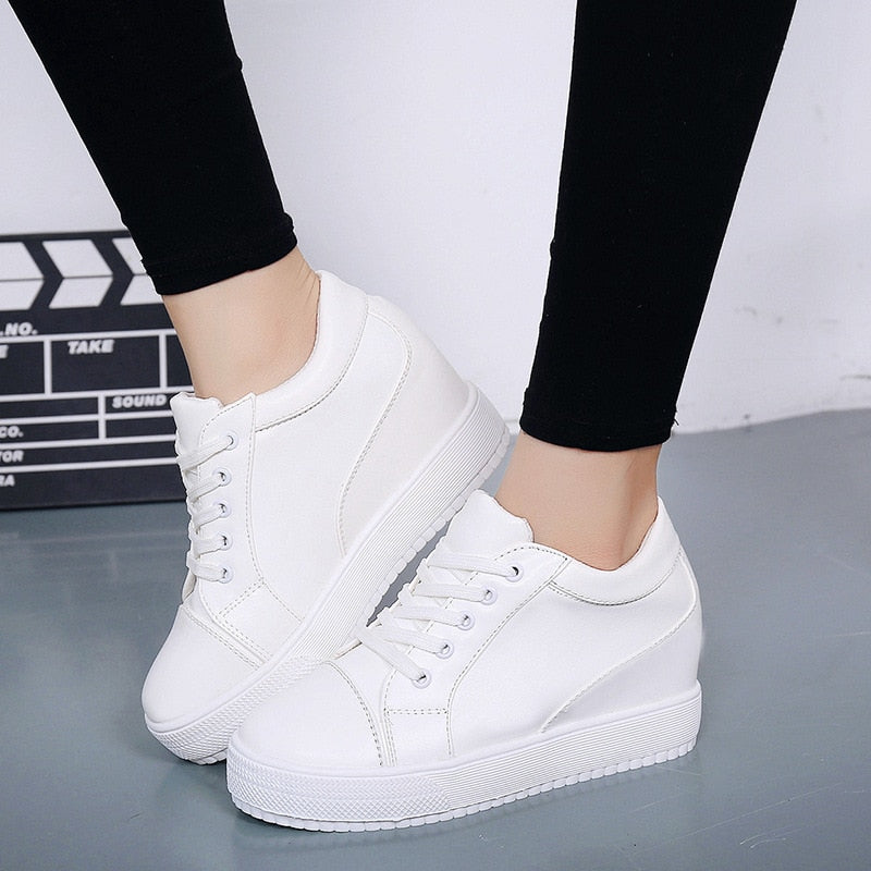 Weiße Damen-Sneaker, Plateau, Lederoptik, modisch, bequem, Freizeit, Schnürschuhe.