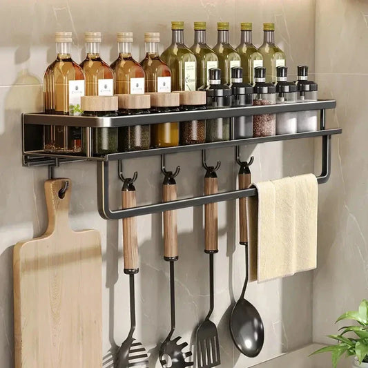 Wandregal Küche mit Gewürzgläsern, Ölen, Haken für Utensilien, Holzbrett, Handtuch, Metall, modern.