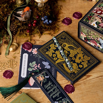 Notizbuch-Set mit floralem Design, Stift und Lesezeichen auf Holztisch, ideal für Geschenke.