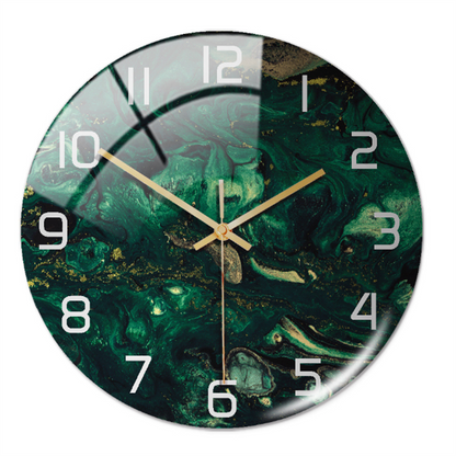 Runde Wanduhr mit grünem Marmormuster, goldenen Zeigern und weißen Ziffern.