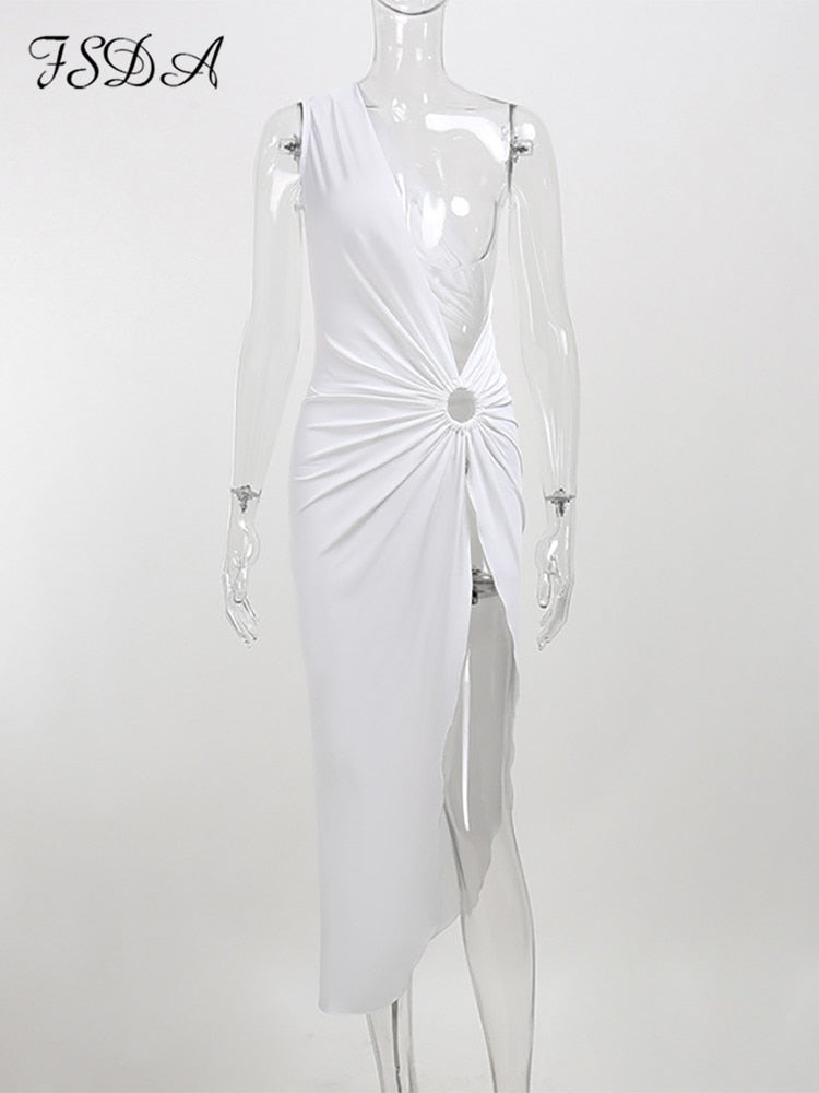 Weißes asymmetrisches Abendkleid, ärmellos, mit Raffung und Ringdetail, elegantes Design.