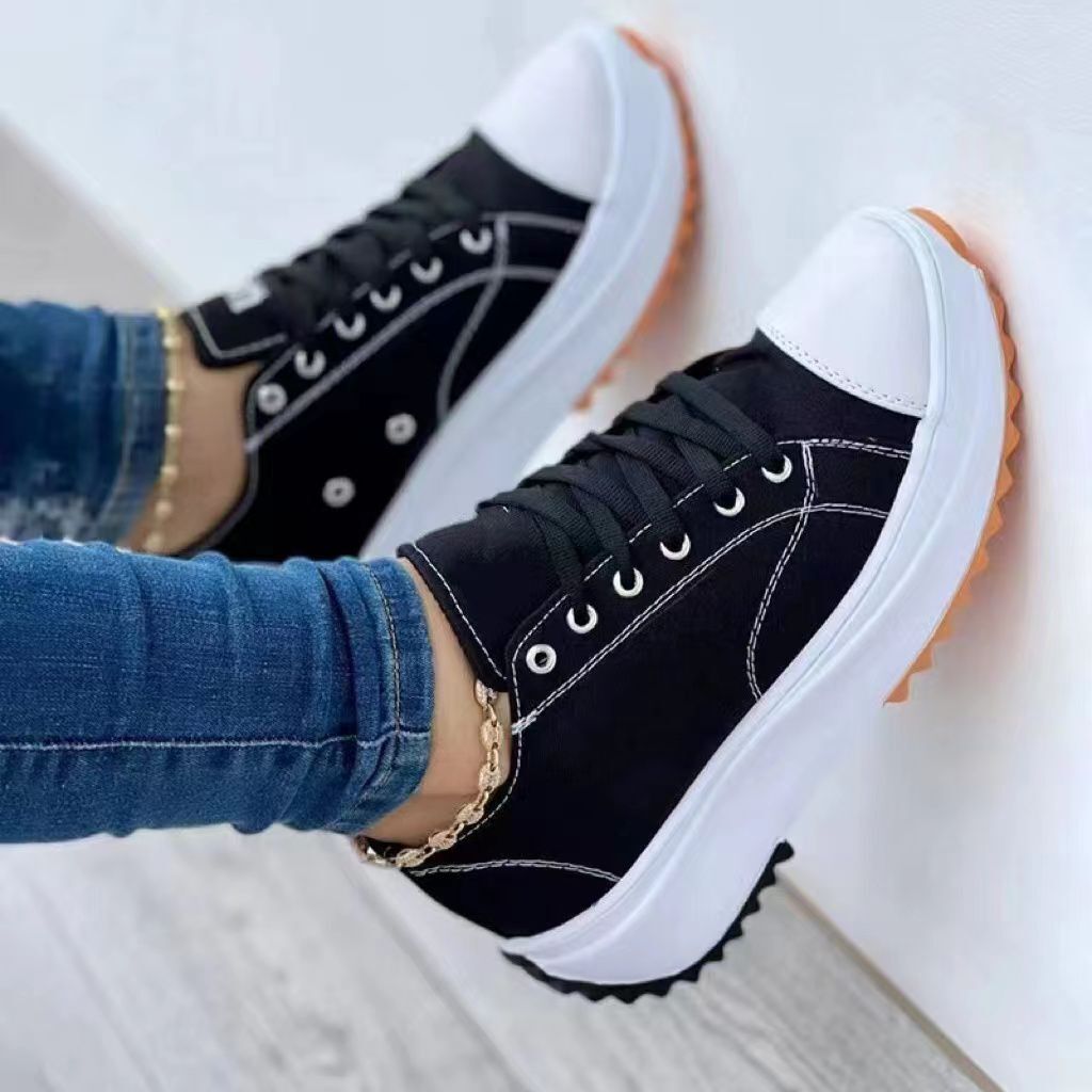 Schwarze Sneaker mit weißer Sohle, Damen, modisch, bequem, Freizeitschuhe, Jeans.