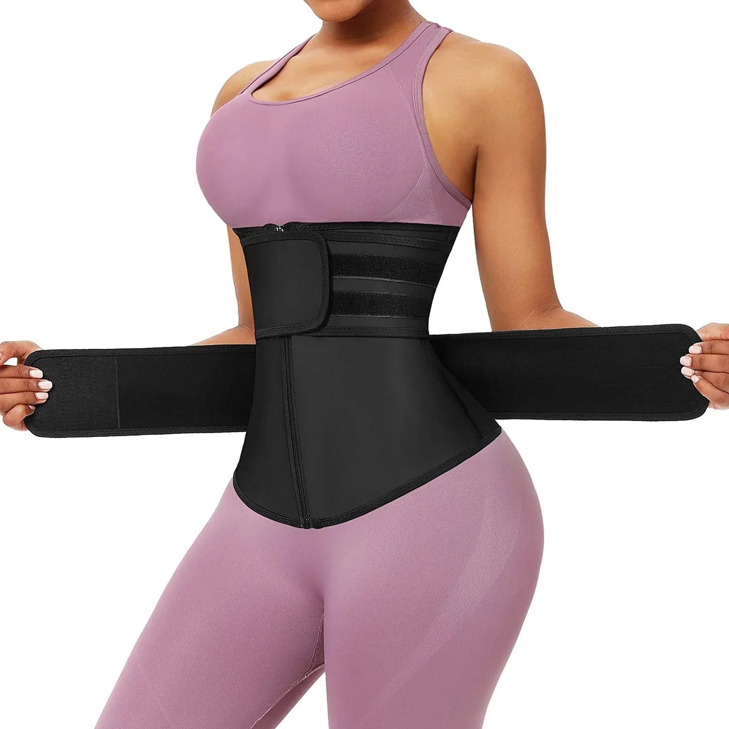 Frau in lila Sportkleidung trägt schwarzen Taillentrainer, Fitness, Abnehmen, Shapewear.
