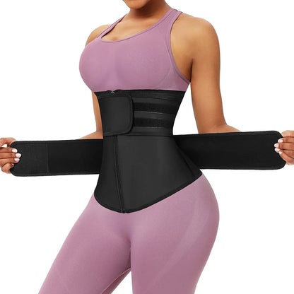 Frau in lila Sportkleidung trägt schwarzen Taillentrainer, Fitness, Abnehmen, Shapewear.