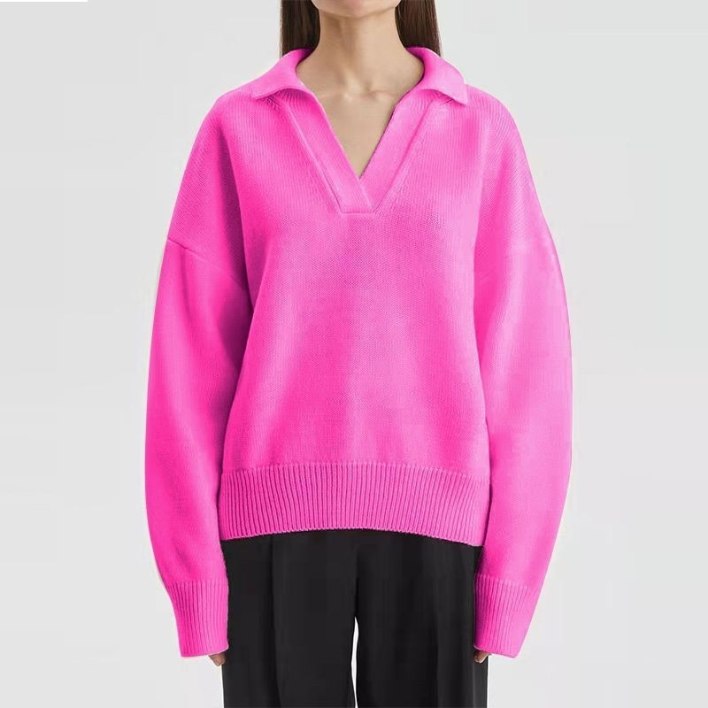Frau in pinkem Pullover mit V-Ausschnitt, langärmlig, modisch, Damenmode, Freizeitkleidung.