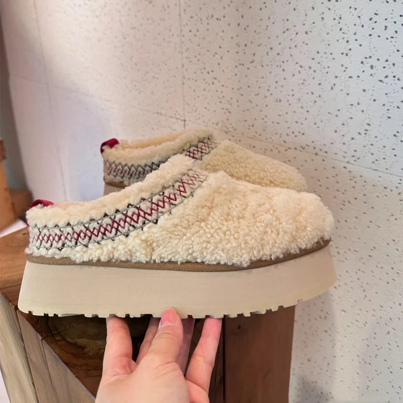 Beige Damen Hausschuhe mit Plüsch, Plateau-Sohle, besticktem Rand, gemütlich, warm.