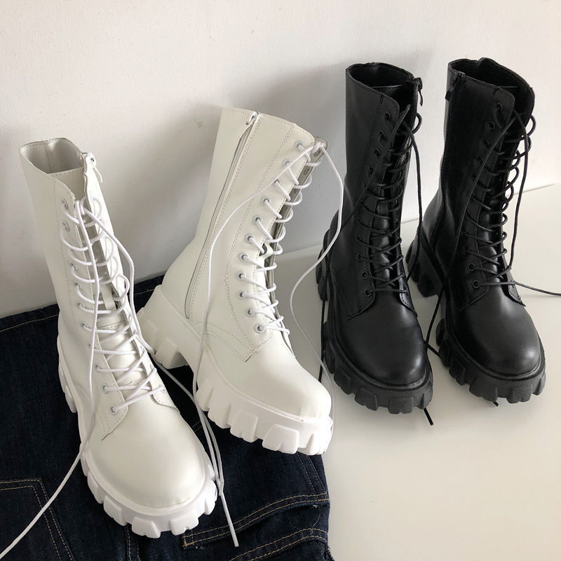 Weiße und schwarze Damen-Schnürstiefel, klobige Sohle, Leder, modisch, robust.