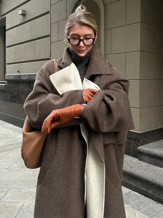 Frau in braunem Wollmantel mit Lederhandschuhen und Tasche, Herbstmode, Stadtstraße.