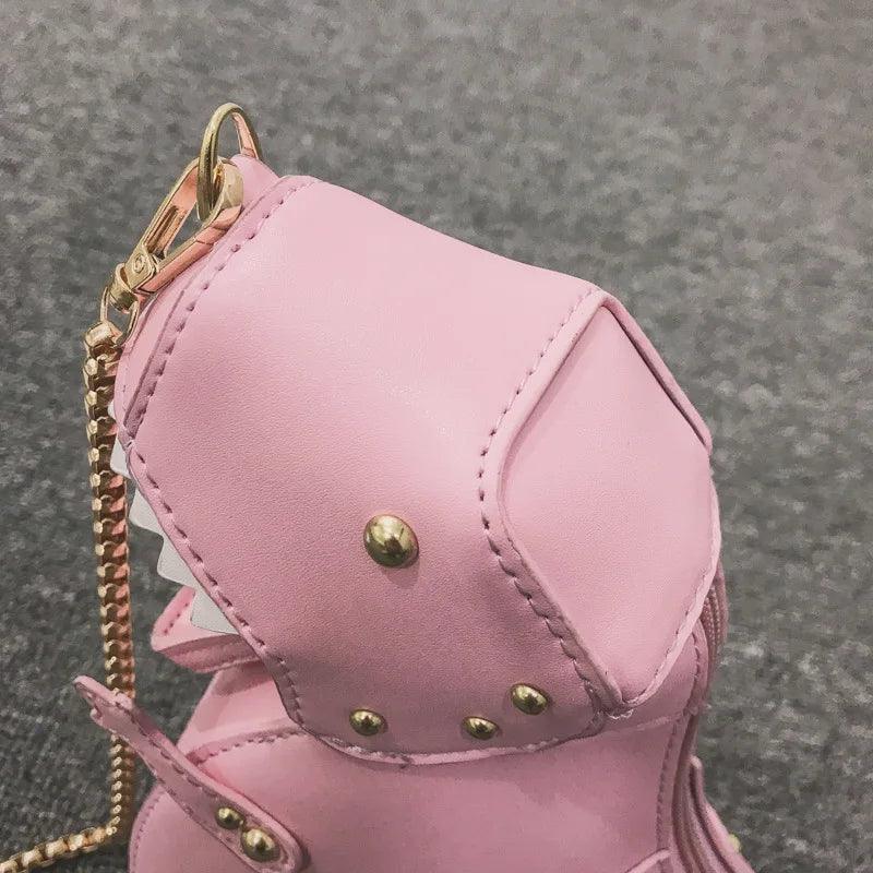 Rosa Ledertasche mit goldener Kette, Nieten, modisches Accessoire, Damenmode.