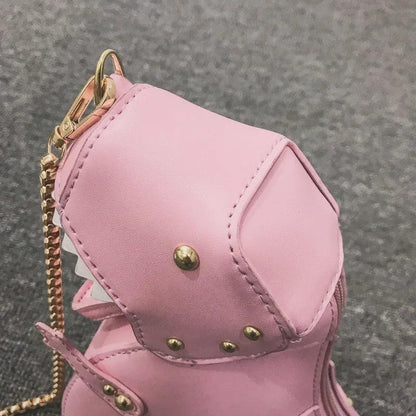 Rosa Ledertasche mit goldener Kette, Nieten, modisches Accessoire, Damenmode.