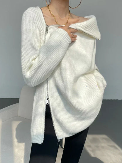 Frau trägt weißen Strickpullover, Reißverschluss, lässig, modisch, Herbstmode, Damenbekleidung.