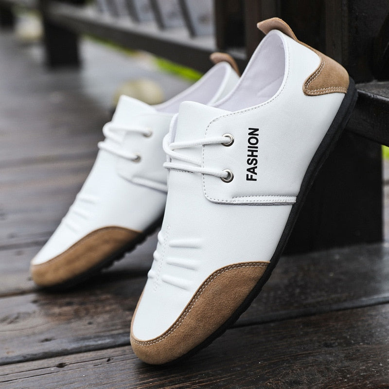 Weiße Herrenschuhe mit braunen Akzenten, Schnürung, rutschfeste Sohle, modisch.