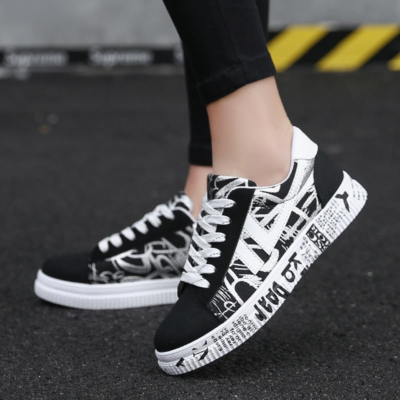 Schwarz-weiße Sneaker mit Graffiti-Muster, Damenmode, Freizeitschuhe, Straßenschuhe.