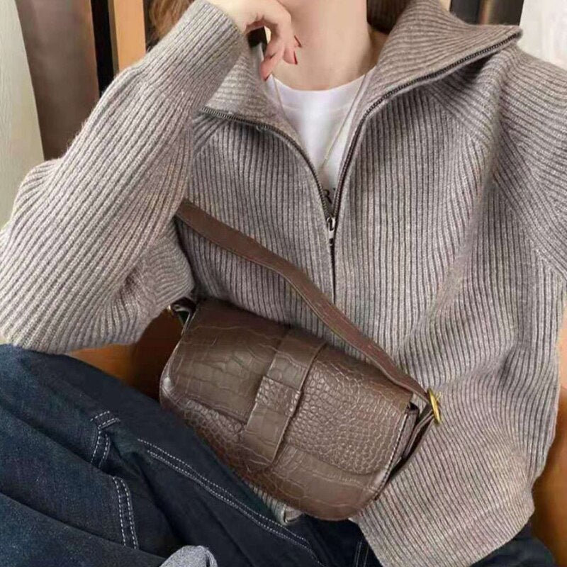 Damen Strickjacke grau, Reißverschluss, Umhängetasche braun, Krokodilleder-Optik.