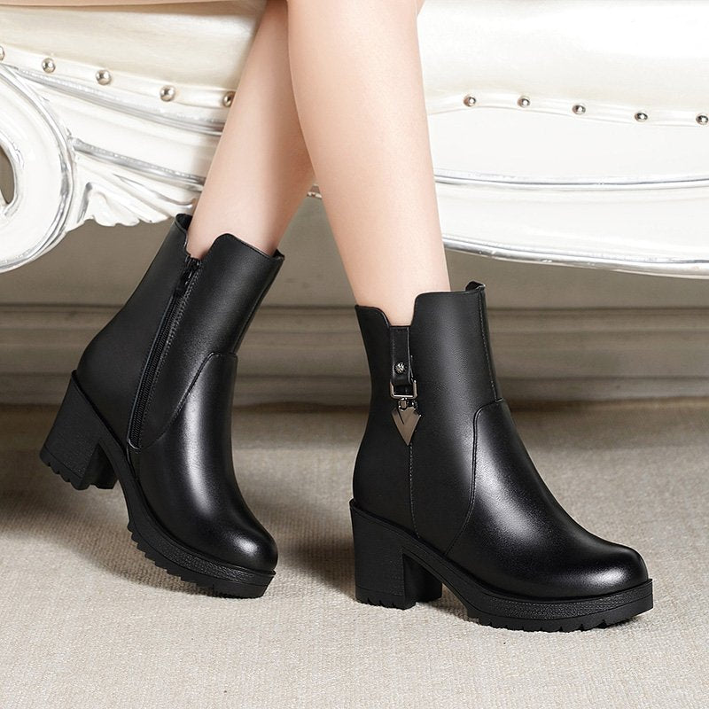 Schwarze Damenstiefeletten aus Leder mit Blockabsatz und Reißverschluss, elegant und modern.