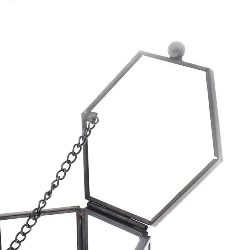 Geometrische Glasbox mit Metallrahmen, sechseckig, Kette, Schmuckaufbewahrung, modern, transparent.