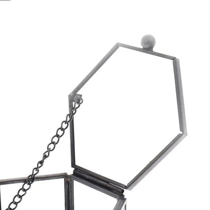 Geometrische Glasbox mit Metallrahmen, sechseckig, Kette, Schmuckaufbewahrung, modern, transparent.