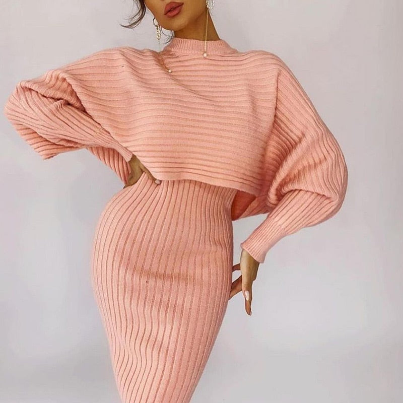 Frau in rosa Strickkleid, Rippenmuster, elegantes Design, modisches Outfit, Herbstmode.