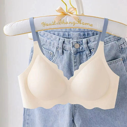 Beiger nahtloser BH auf Jeans, Damenunterwäsche, komfortabel, modisch, Alltagsgebrauch.